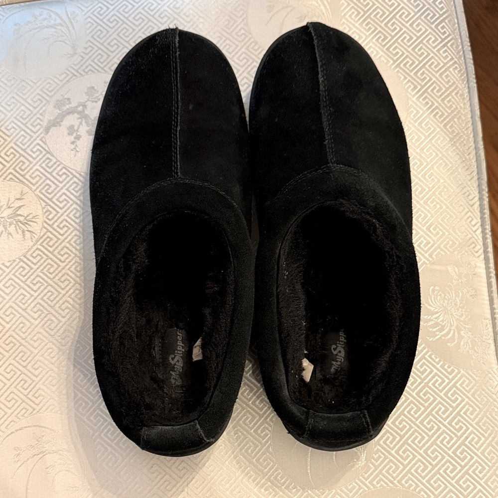 EUC - Men’s My Slipper. Black. Size 9.